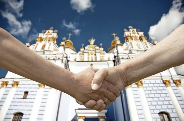 Handshake två konflikter människor — Stockfoto
