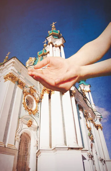 Manos femeninas buscando ayuda con la iglesia — Foto de Stock