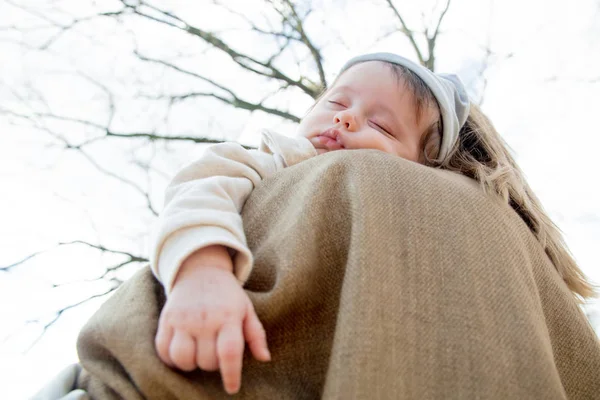 Mãe e bebê no parque — Fotografia de Stock