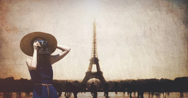 Redhead κορίτσι με ρετρό φωτογραφική μηχανή στο Παρίσι — Φωτογραφία Αρχείου