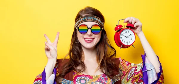 Chica con gafas de arco iris y despertador —  Fotos de Stock