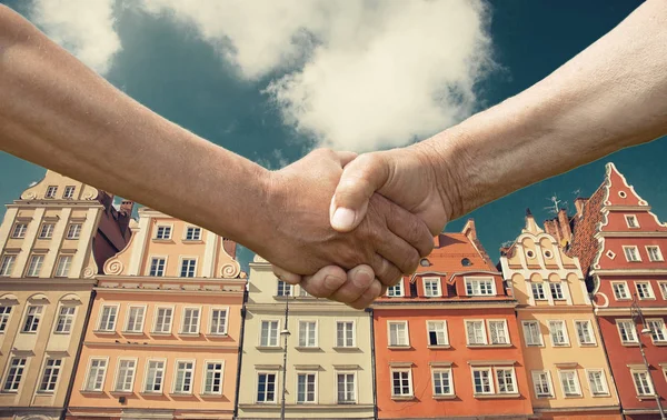 Partneři handshake s budovou — Stock fotografie