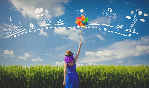 Menina de cabelo roxo com pinwheel no campo de trigo — Fotografia de Stock