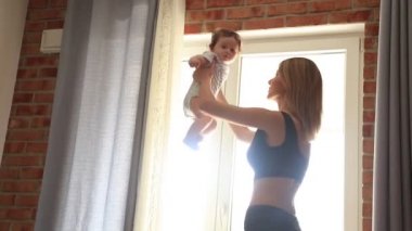 Genç anne ve çocuk bir fiziksel egzersizler yapmak