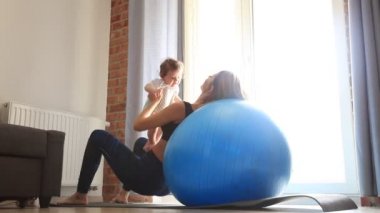 Genç anne ve çocuk bir fiziksel egzersizler yapmak