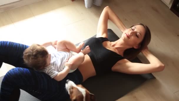 Junge Mutter und Kind machen eine körperliche Übung — Stockvideo