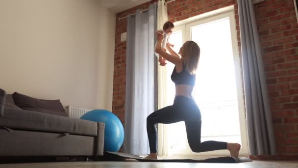 Jeune mère et son enfant faire un exercice physique — Video