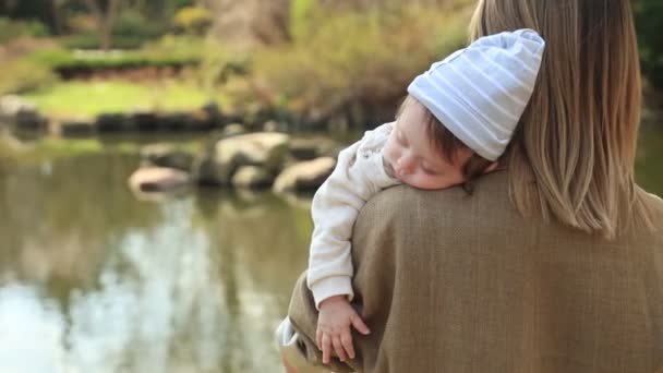 Mother and child in park — Stock Video