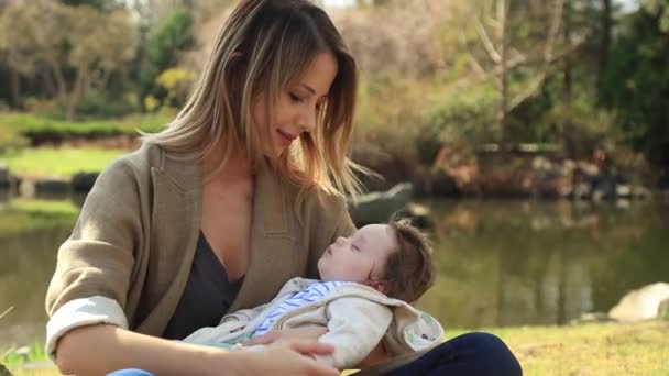 Mother and child in park — Stock Video