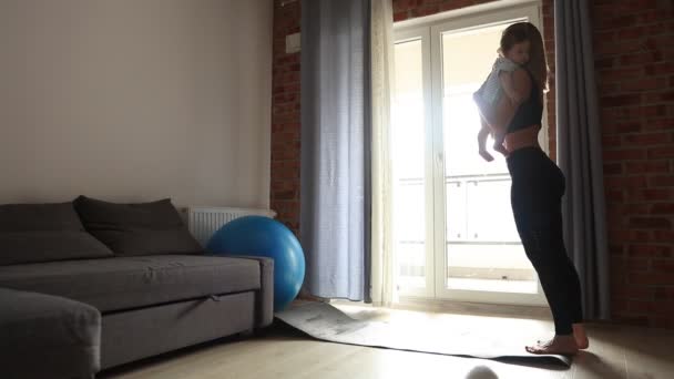 Jeune mère et son enfant faire un exercice physique — Video