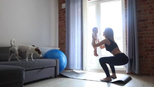 Молодая мать и ребенок делают физические упражнения — стоковое видео