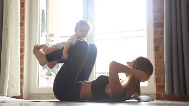 Jeune mère et son enfant faire un exercice physique — Video