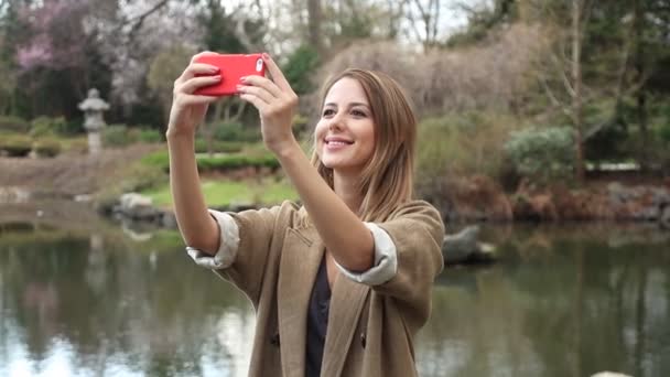 Νέοι κοκκινομάλλα γυναίκα κάνοντας μια selfie — Αρχείο Βίντεο