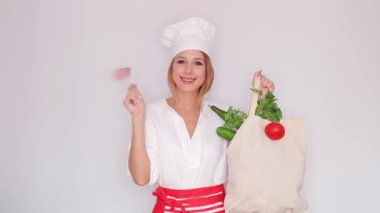 kadın aşçı Tekdüzen holding çanta farklı sebze ve Amerikan bayrağı 