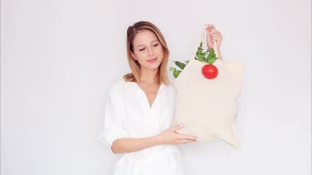 Mujer Ropa Blanca Mostrando Bolsa Con Diferentes Verduras — Vídeo de stock