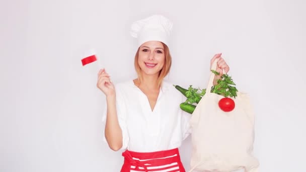 厨师制服的妇女与不同的菜和波兰人旗子的袋子 — 图库视频影像