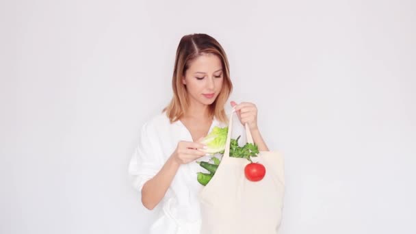 Mulher Roupas Brancas Segurando Saco Com Vegetais Diferentes — Vídeo de Stock
