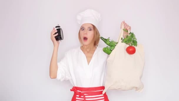 厨师制服的妇女与不同的蔬菜和老式时钟举行 — 图库视频影像