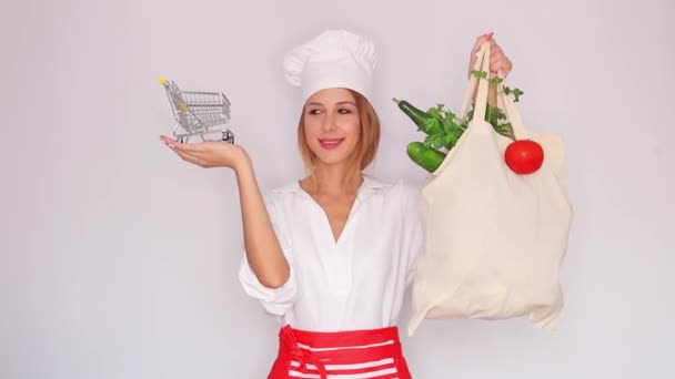 Mulher Cozinhar Uniforme Segurando Com Vegetais Diferentes Caminhão Brinquedo — Vídeo de Stock