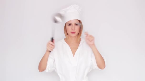 台所用品を持ってコック制服女性 — ストック動画