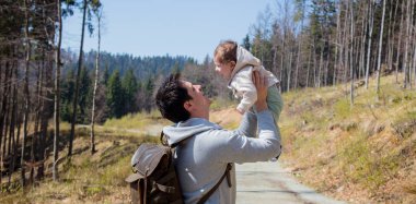 Eğlenceli bir genç Baba ve çocuk, açık var
