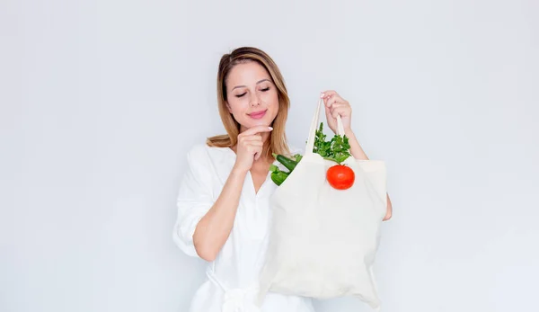 別の野菜で女性保持袋 — ストック写真