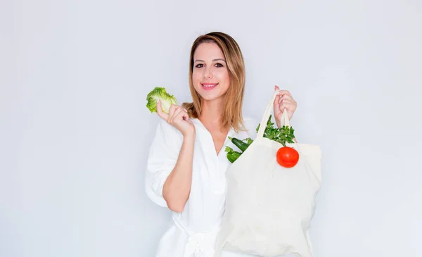 Mulher segurando saco com vegetais diferentes — Fotografia de Stock