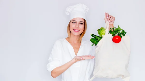 Exploração feminina com diferentes produtos hortícolas — Fotografia de Stock