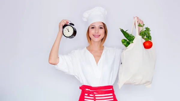 Mujer sosteniendo con verduras y reloj negro —  Fotos de Stock