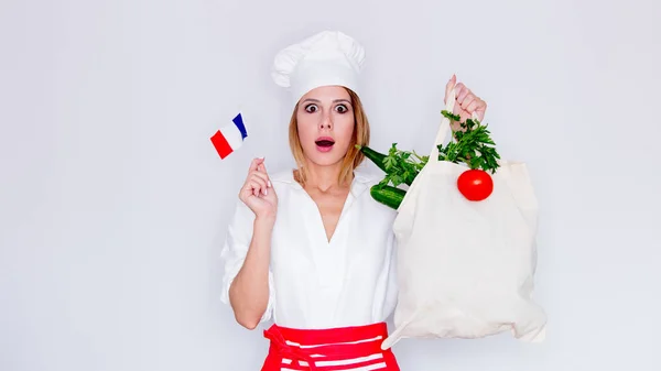 Saco de mulher com legumes e bandeira francesa — Fotografia de Stock