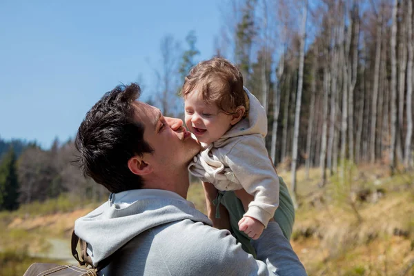 Junge Vater und Kind haben Spaß an der frischen Luft — Stockfoto