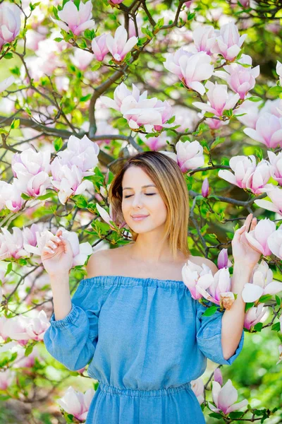 Ragazza in fiore magnolia giardino . — Foto Stock