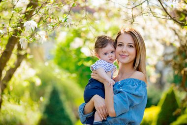 Anne ve çocuk bahçesinde bir lasure var