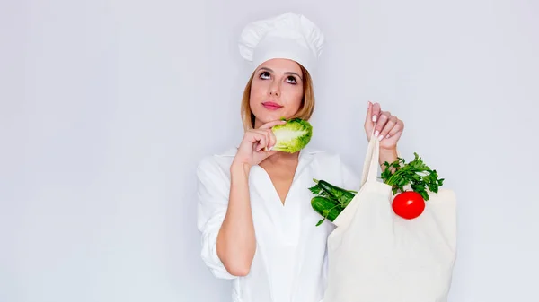 Frauenwirtschaft mit verschiedenen Gemüsesorten — Stockfoto