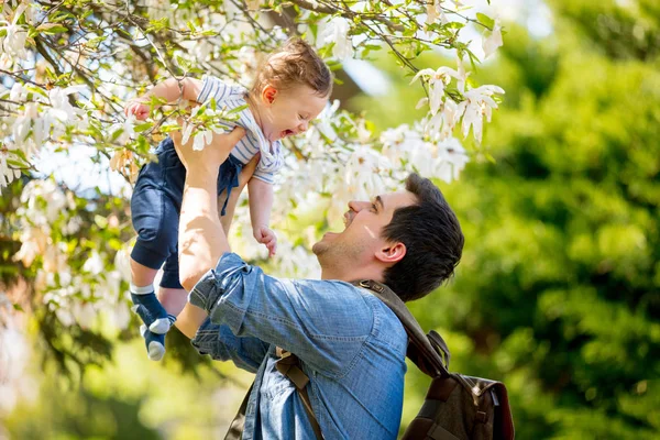 Vater mit Kind haben einen blühenden Freizeitgarten — Stockfoto