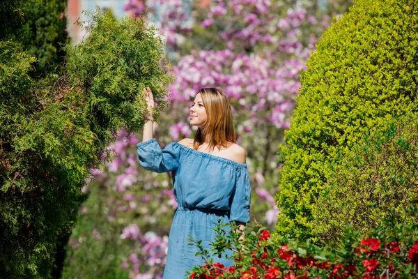 Ragazza nel giardino fiorito primaverile . — Foto Stock