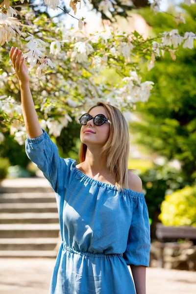 Flicka i våren blomma trädgård. — Stockfoto