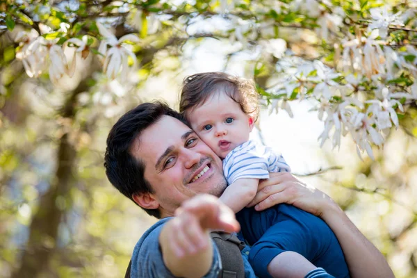 Father with child have a leisure flowering garden — Stock Photo, Image