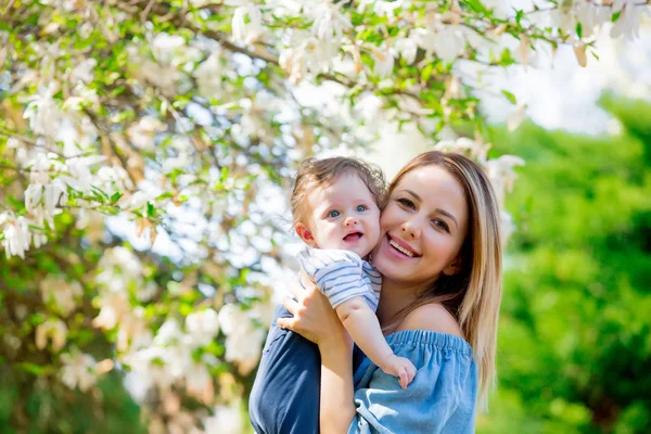 Mãe e filho têm um lasure no jardim — Fotografia de Stock