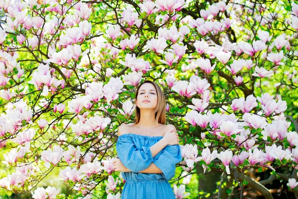 Dziewczyna w kwitnąć magnolia garden. — Zdjęcie stockowe
