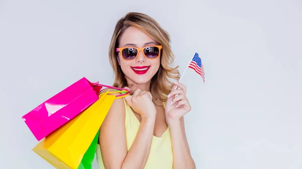 Dziewczyna z torby na zakupy i Stanach gwarantowanej flaga — Zdjęcie stockowe