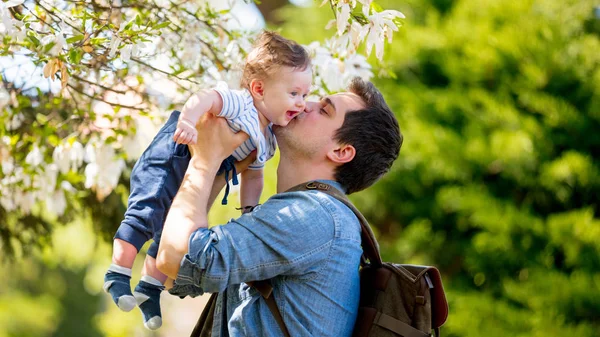 Vader met kind hebben een recreatieve bloeiende tuin — Stockfoto