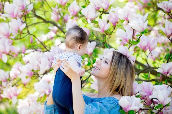 Madre e figlio hanno una lasura nel giardino Magnolia — Foto Stock