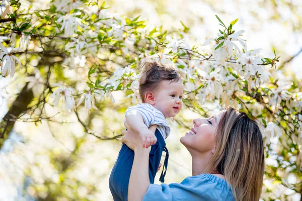 Madre e bambino hanno una lasura in giardino — Foto Stock