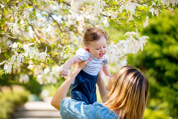 Mutter und Kind toben im Garten — Stockfoto