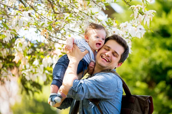 Vater mit Kind haben einen blühenden Freizeitgarten — Stockfoto
