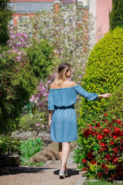 Ragazza nel giardino fiorito primaverile . — Foto Stock