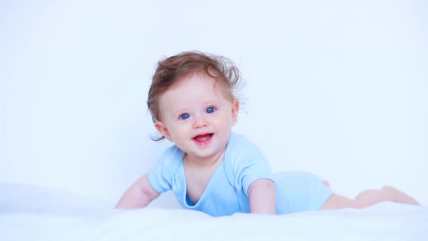Kleines Baby Liegt Heller Kleidung Einem Bett — Stockvideo