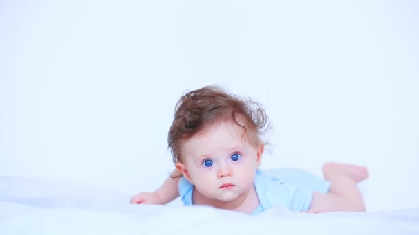 Küçük Bebek Hafif Giysiler Içinde Bir Yatakta Yatarken — Stok video
