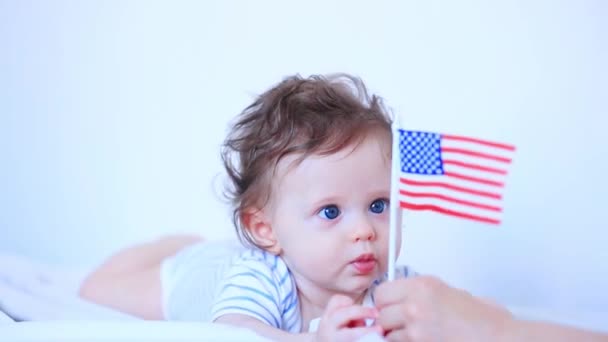 Madre Divirtiéndose Con Niño Jugando Con Bandera Americana Casa — Vídeo de stock